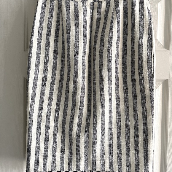 Banana Republic Stripe Tweed Pencil Skirt in Blue and Cream (size 8) - Picture 4 of 8